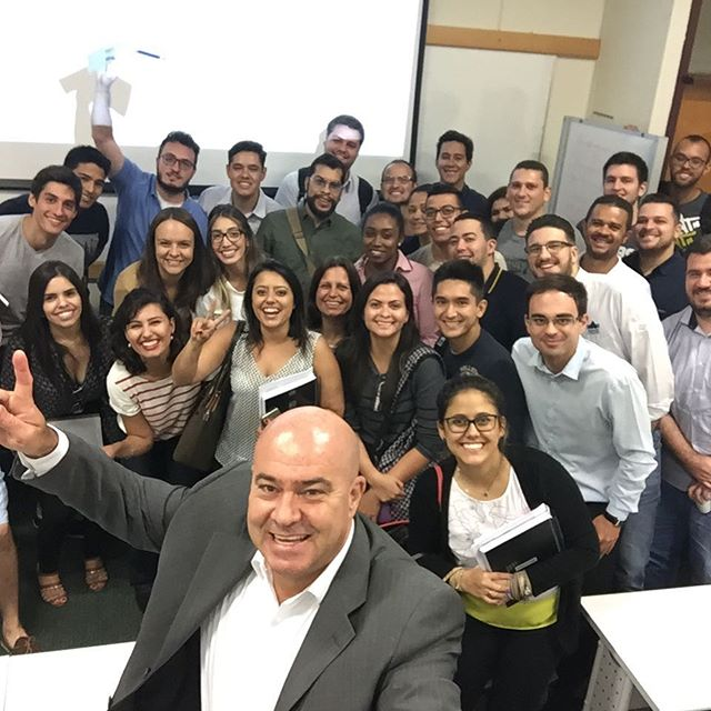 Grupo participante de uma experiência de desenvolvimento conduzida por Joeval Martins