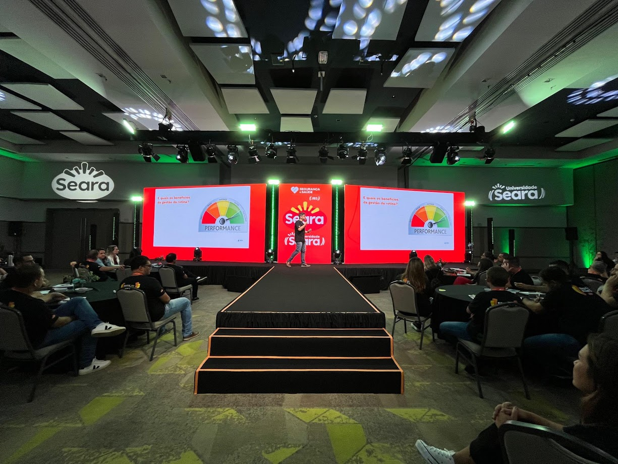 Treinamento corporativo conduzido em evento da Universidade Seara